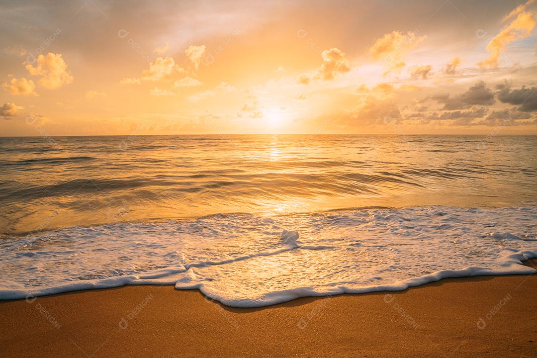 Calmante verão natural fundo azul marinho. Mar e céu