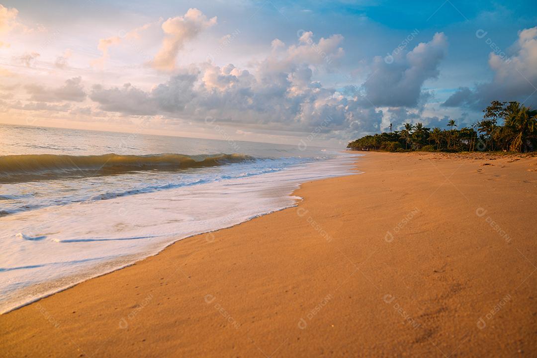 Calmante verão natural fundo azul marinho. Mar e céu
