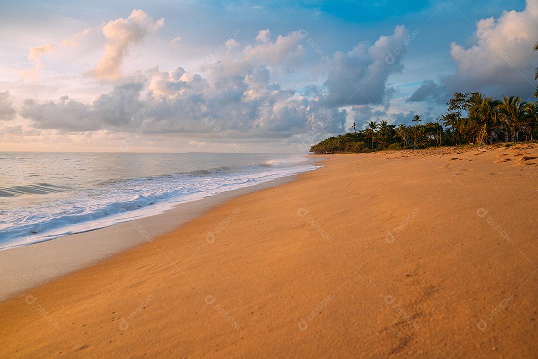 Calmante verão natural fundo azul marinho. Mar e céu
