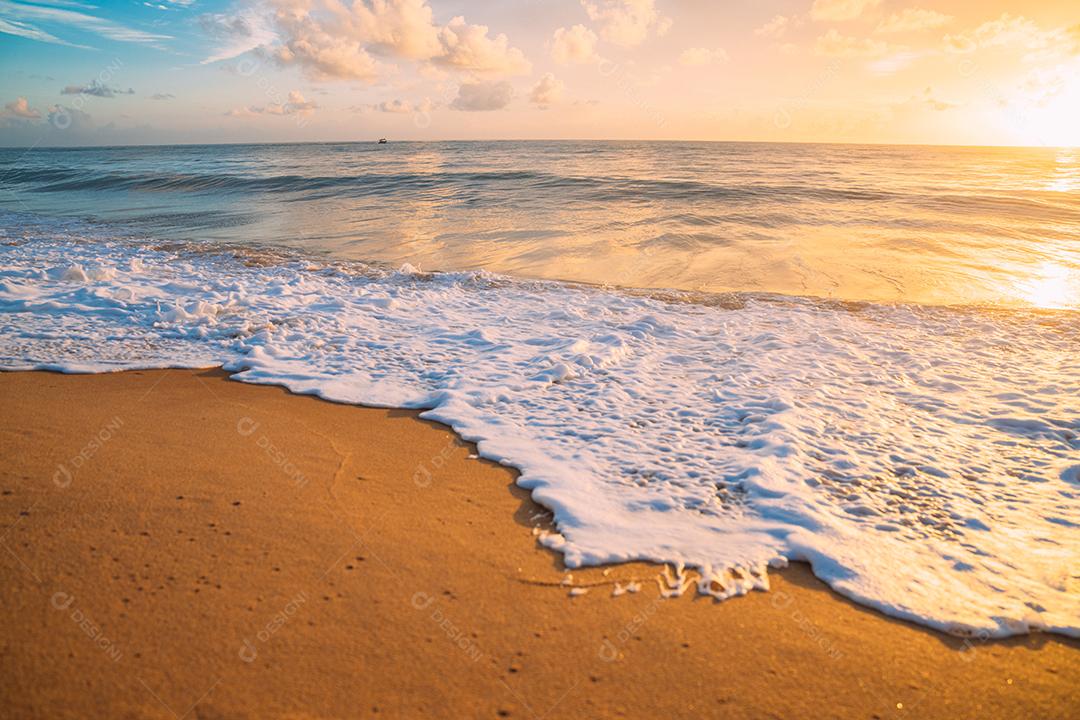 Calmante verão natural fundo azul marinho. Mar e céu
