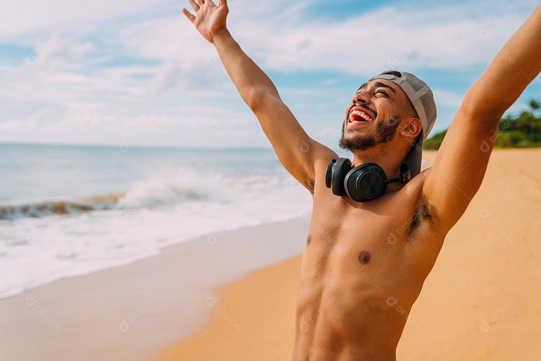 férias de verão, tecnologia e conceito de internet. sorridente