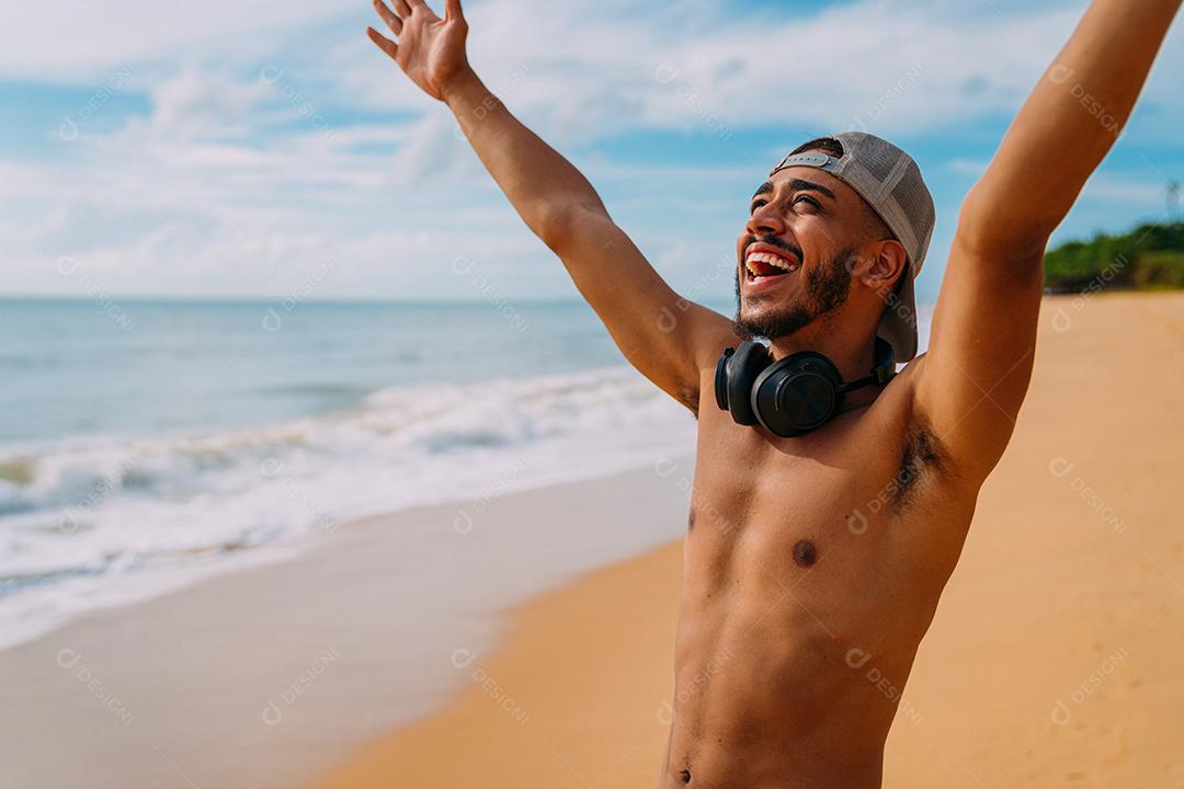férias de verão, tecnologia e conceito de internet. sorridente