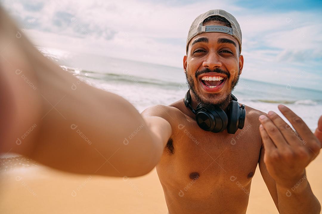 Jovem latino-americano simpático convidando para vir ao Brasil