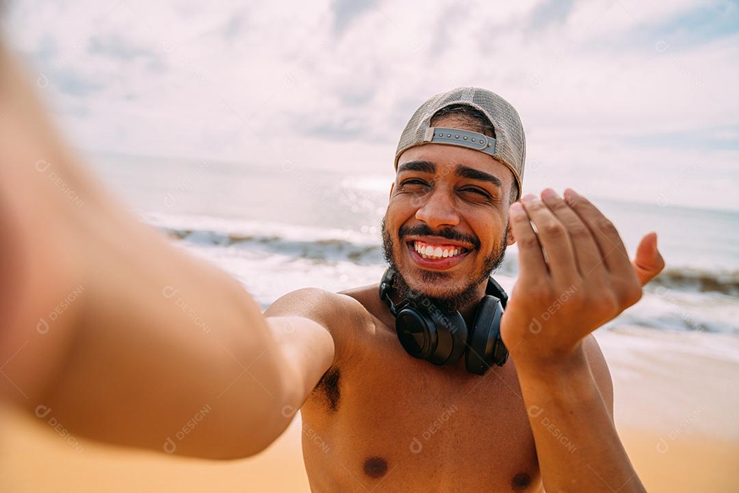 Jovem latino-americano simpático convidando para vir ao Brasil