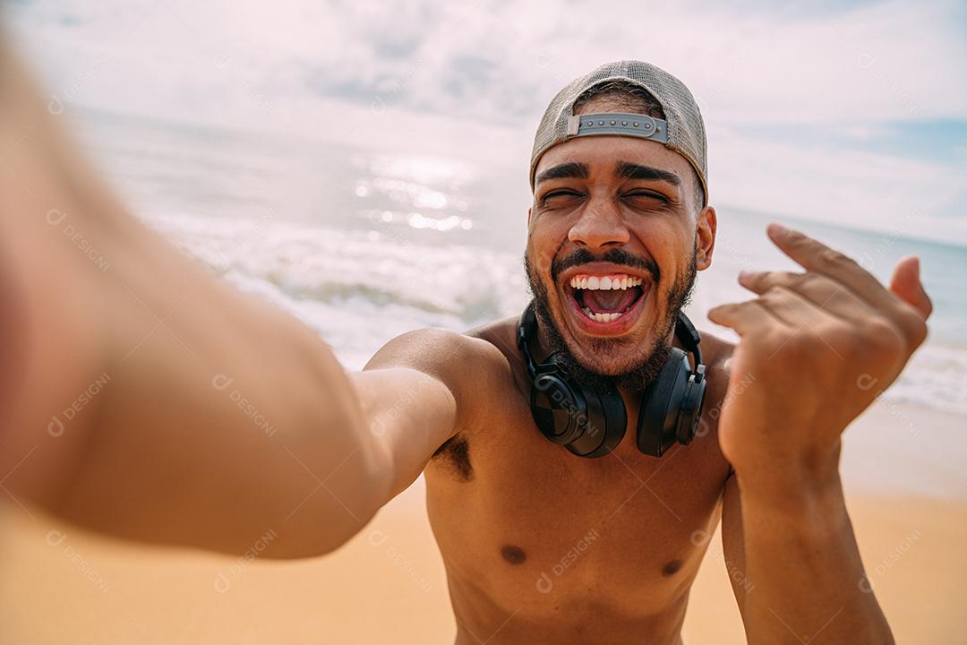 Jovem latino-americano simpático convidando para vir ao Brasil