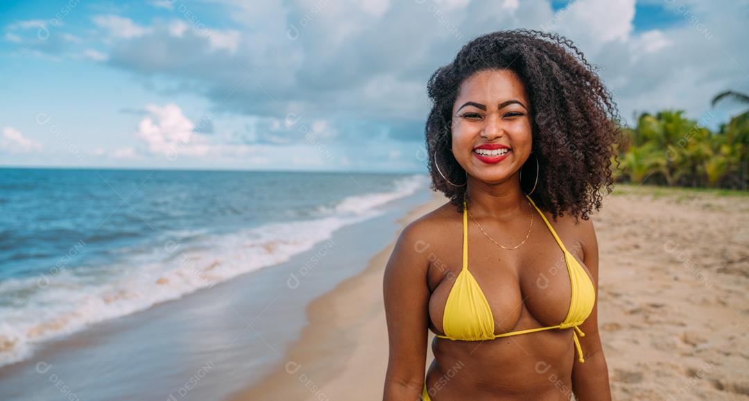 Linda mulher latino-americana de biquíni na praia. Jovem curtindo suas férias de verão em um dia ensolarado