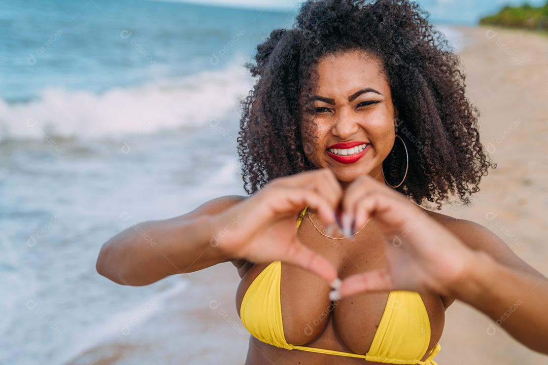 Linda mulher latino-americana de biquíni na praia. Jovem curtindo suas férias de verão em um dia ensolarado