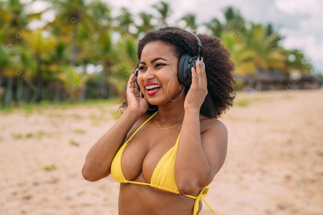 Férias de verão, tecnologia e conceito de internet. mulher latino-americana ouvindo música com fone de ouvido
