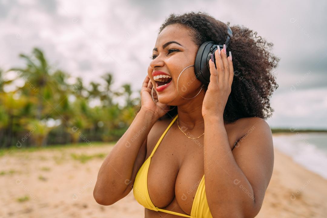 Férias de verão, tecnologia e conceito de internet. mulher latino-americana ouvindo música com fone de ouvido