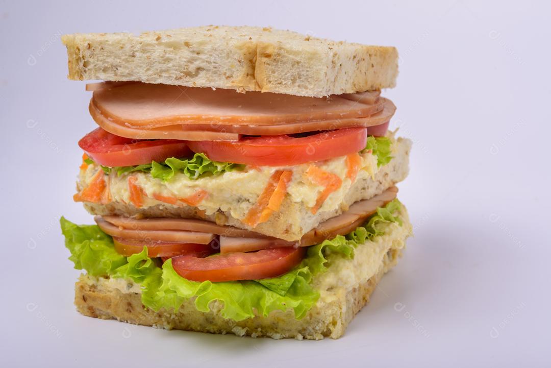 Sanduíche grande com presunto defumado, creme, alface e tomate isolado no fundo branco. Comida rápida.