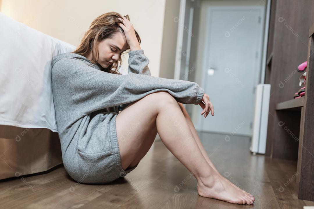 Garota frustrada não consegue adormecer, pensando em sua solidão e separação