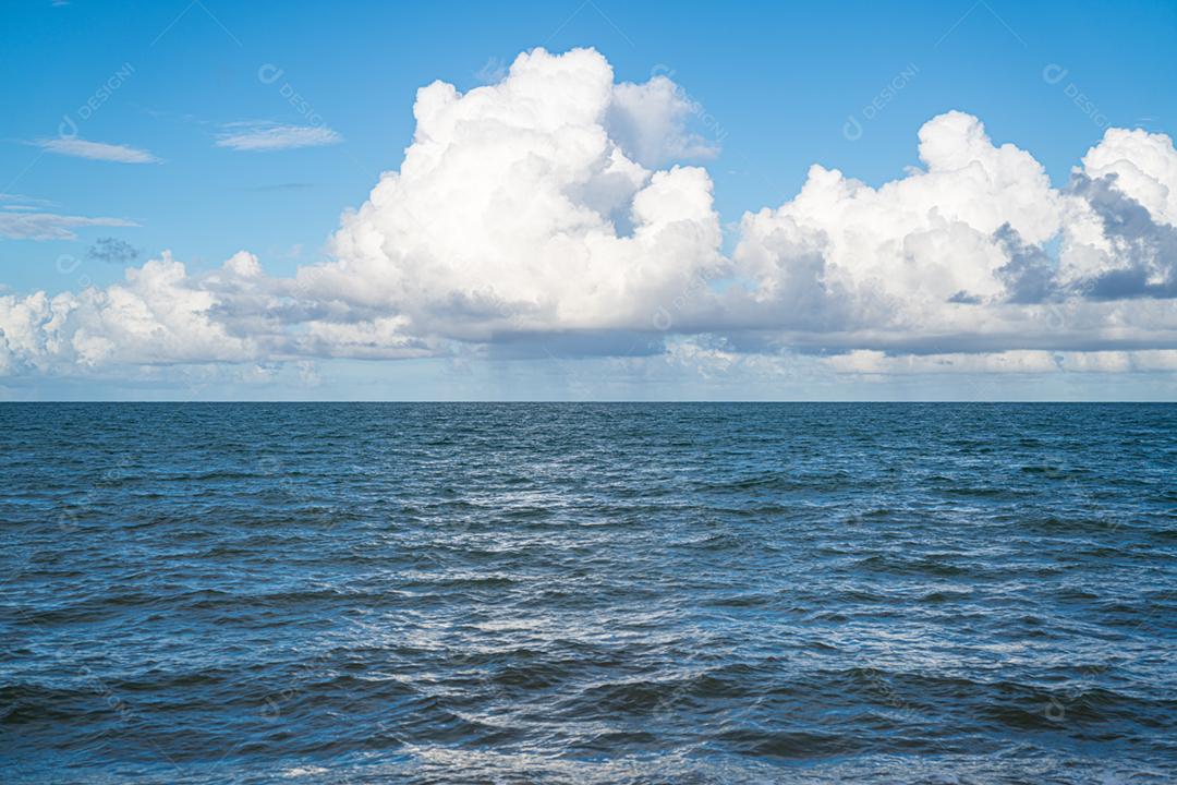 Calmante fundo azul marinho natural de verão. Mar e céu com nuvens brancas. conceito de férias de verão