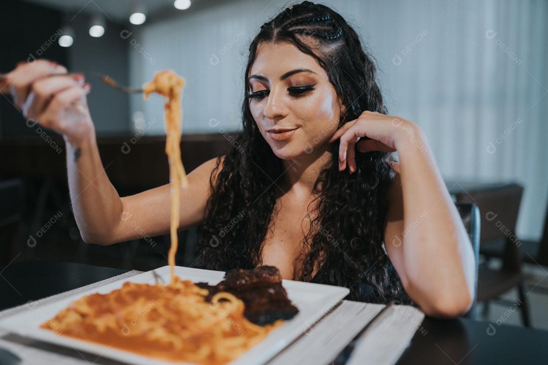 Linda mulher comendo espaguete restaurante cozinha