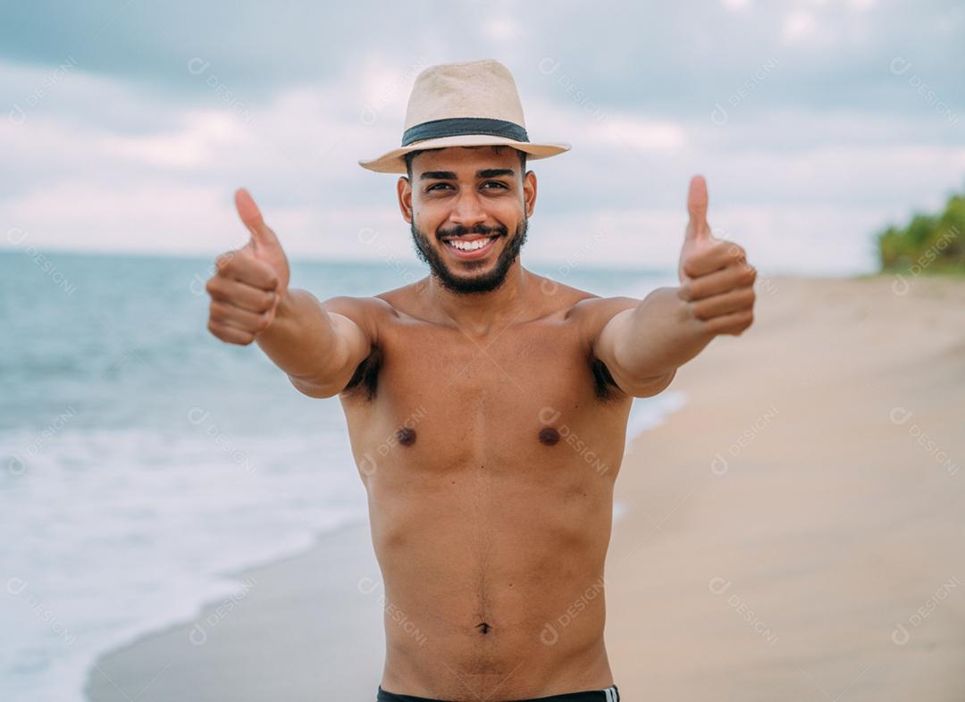 Amigável jovem latino-americano fazendo um gesto de polegar para cima