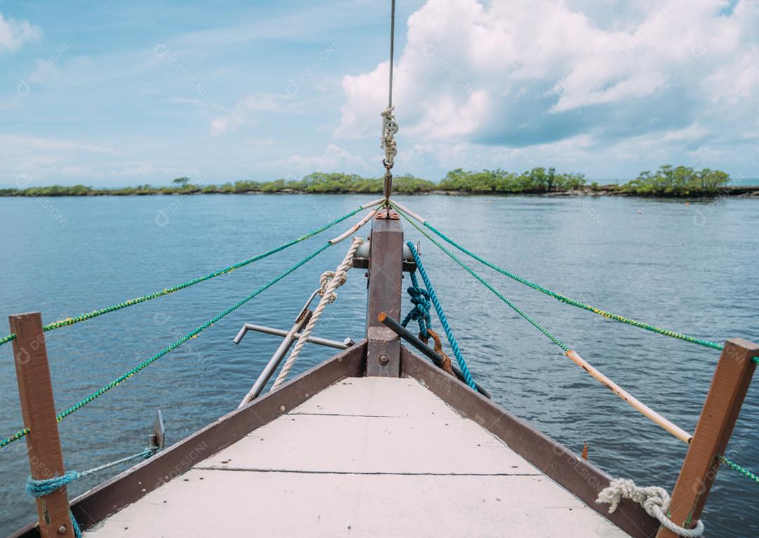 Passeio de barco pelo manguezal do Brasil. Foco no barco