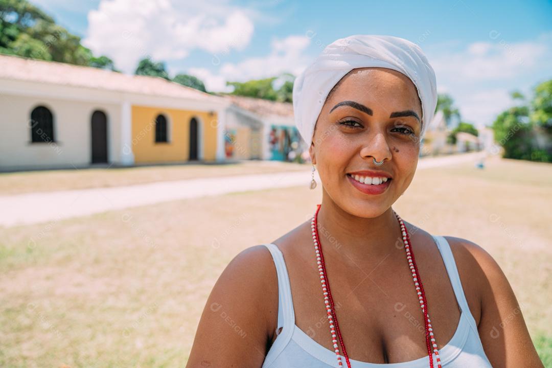 Feliz mulher brasileira vestida com traje tradicional baiano dançando no centro histórico de Porto Seguro