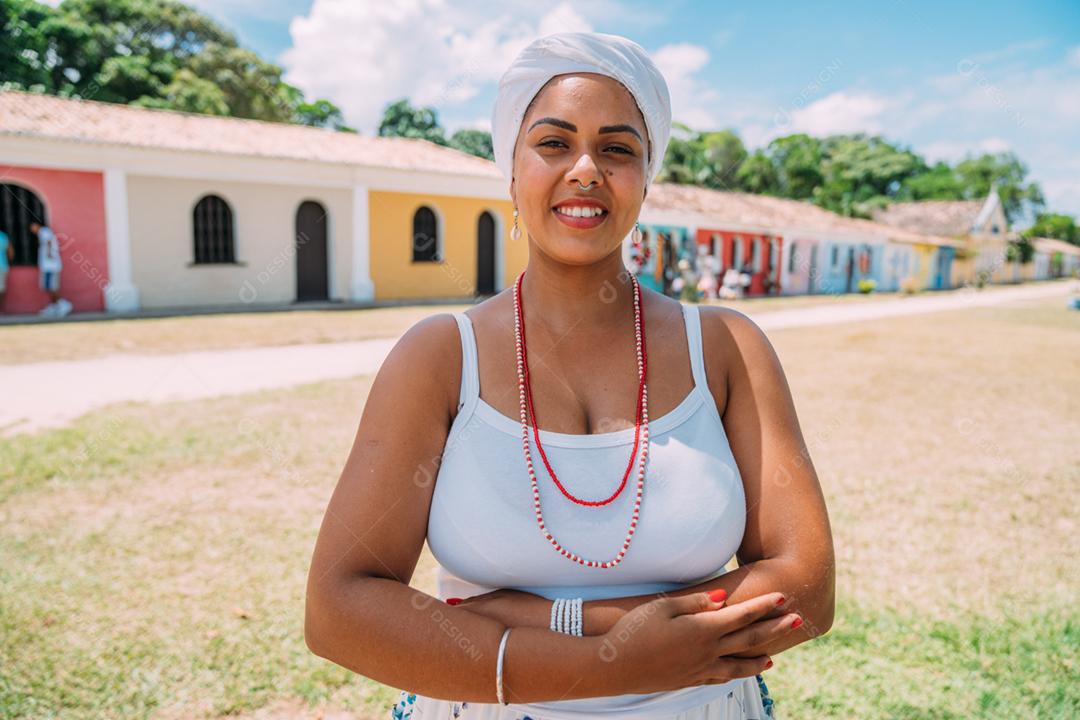 Feliz mulher brasileira vestida com traje tradicional baiano dançando no centro histórico de Porto Seguro