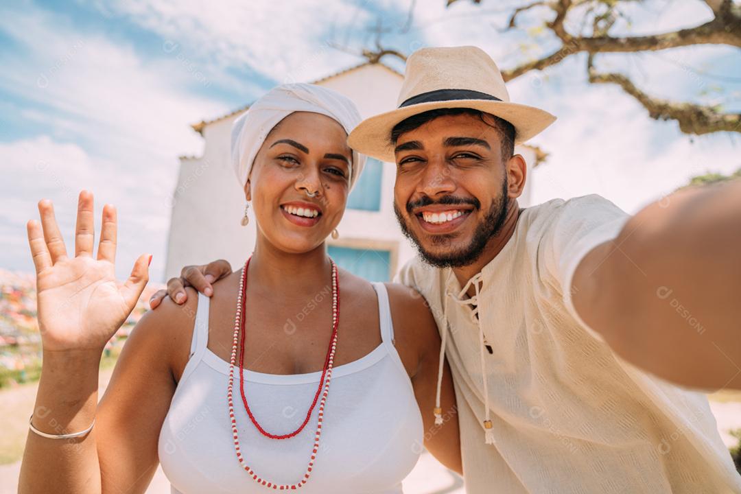 Turista fazendo selfie com baiana. feliz mulher brasileira vestida com o tradicional traje baiano da religião Umbanda