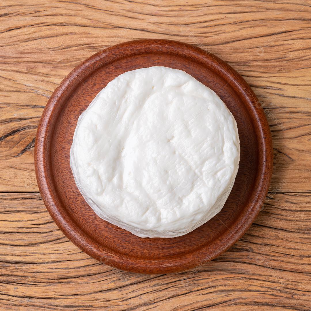 Queijo Frescal, típico queijo branco fresco brasileiro sobre madeira