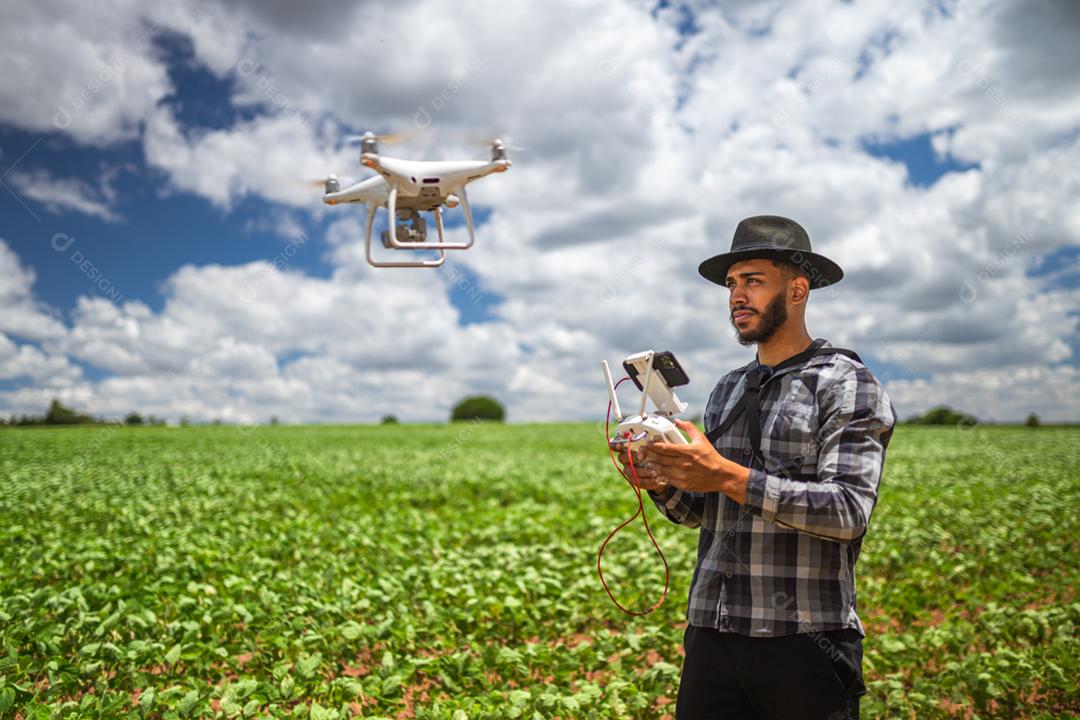 Conceito de agricultura inteligente, agricultor latino-americano usando drone em campo