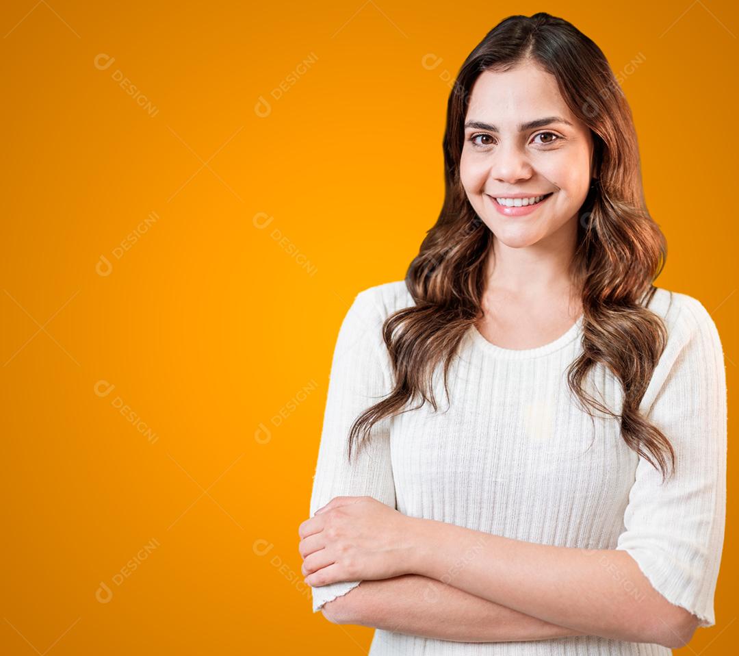 Jovem mulher latina vestindo roupas casuais cara feliz sorrindo com braços cruzados, olhando para a câmera.