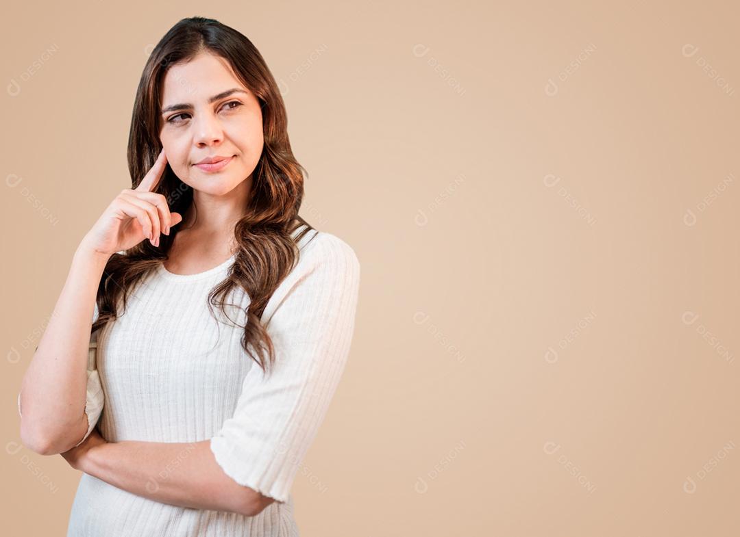 Jovem mulher latina bonita olhando de soslaio com expressão duvidosa e cética.