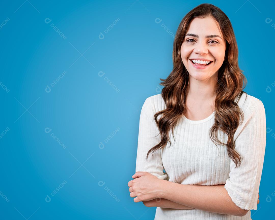 Jovem mulher latina vestindo roupas casuais cara feliz sorrindo com braços cruzados, olhando para a câmera.