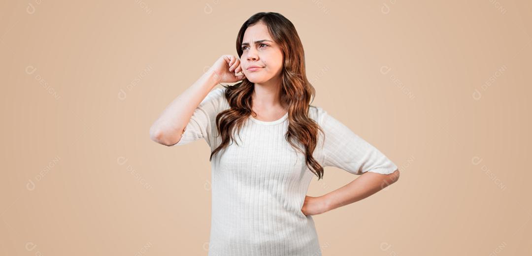 Jovem mulher latina bonita olhando de soslaio com expressão duvidosa e cética.