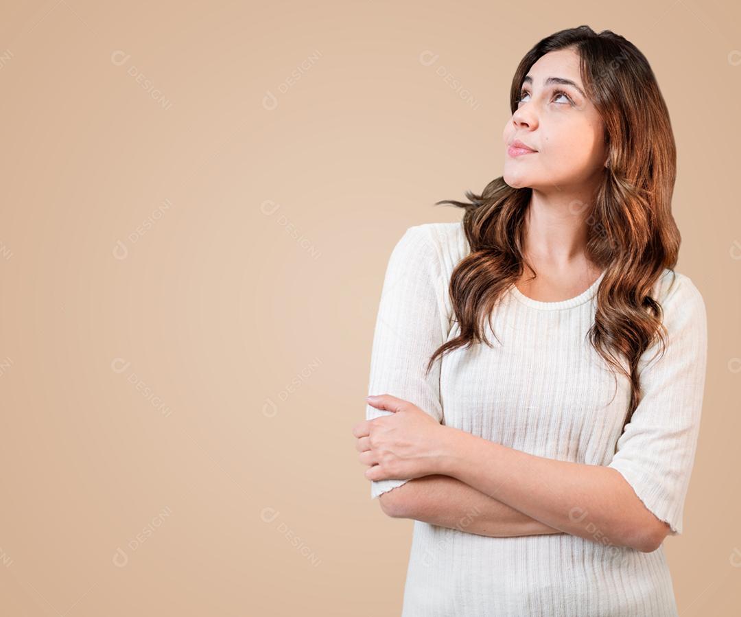 Jovem mulher latina bonita olhando de soslaio com expressão duvidosa e cética.