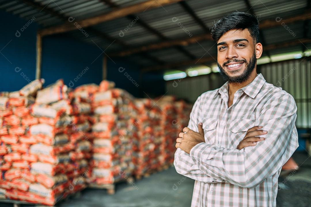 Jovem latino na fábrica de carvão de madeira natural. Gestão de inventário.