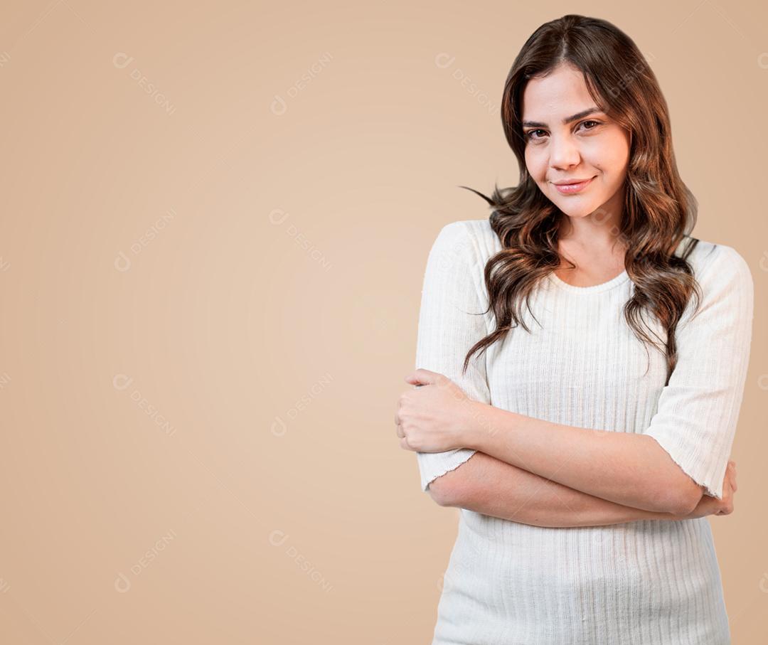 Jovem mulher latina vestindo roupas casuais cara feliz sorrindo com braços cruzados, olhando para a câmera.
