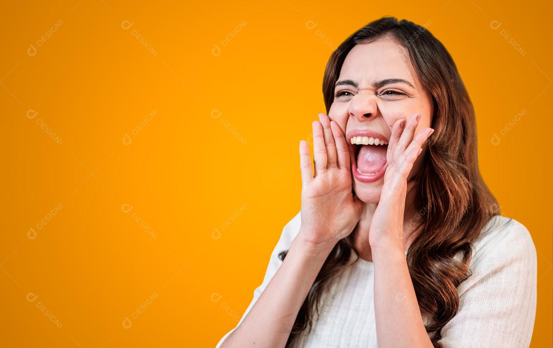 Linda mulher latina gritando alto para o lado com a mão na boca. Conceito de comunicação.