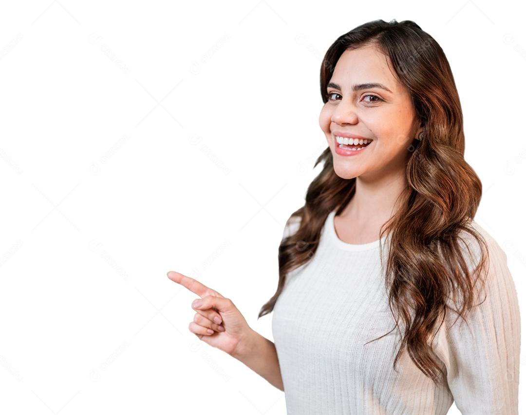 Linda mulher latina vestindo roupas casuais sorrindo feliz apontando com a mão e o dedo para o lado