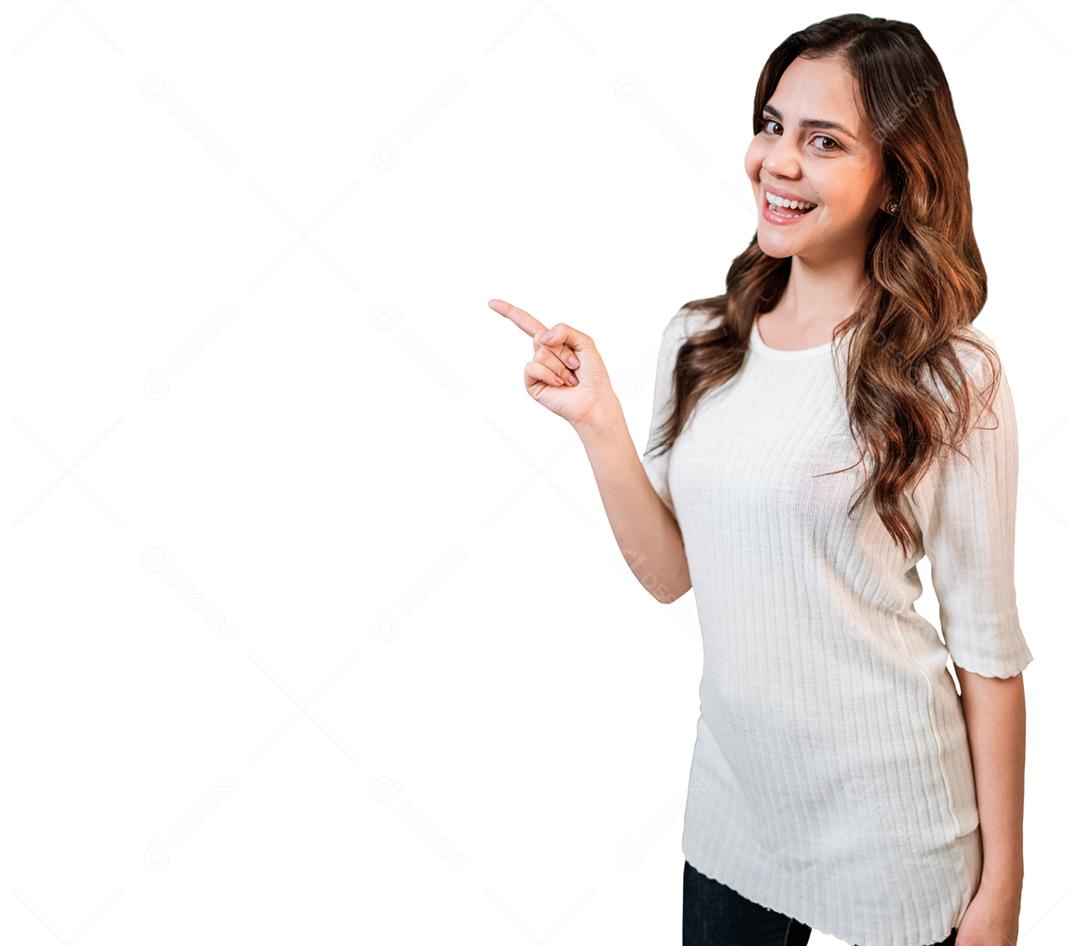 Linda mulher latina vestindo roupas casuais sorrindo feliz apontando com a mão e o dedo para o lado