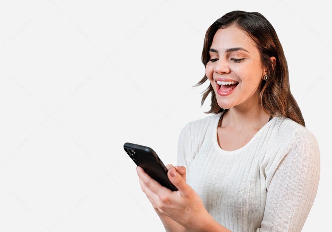 Muito jovem Latina usando smartphone em pé no fundo branco isolado, sentindo-se feliz.