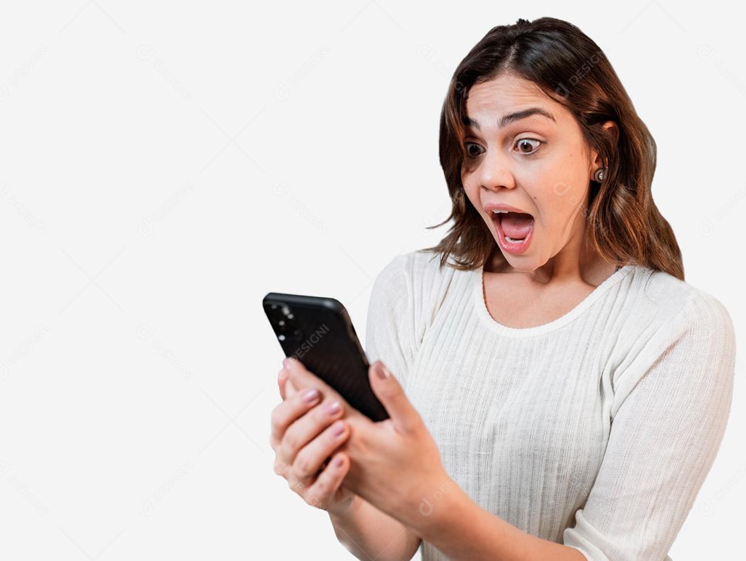 Muito jovem Latina usando smartphone em pé no fundo branco isolado, sentindo-se feliz.