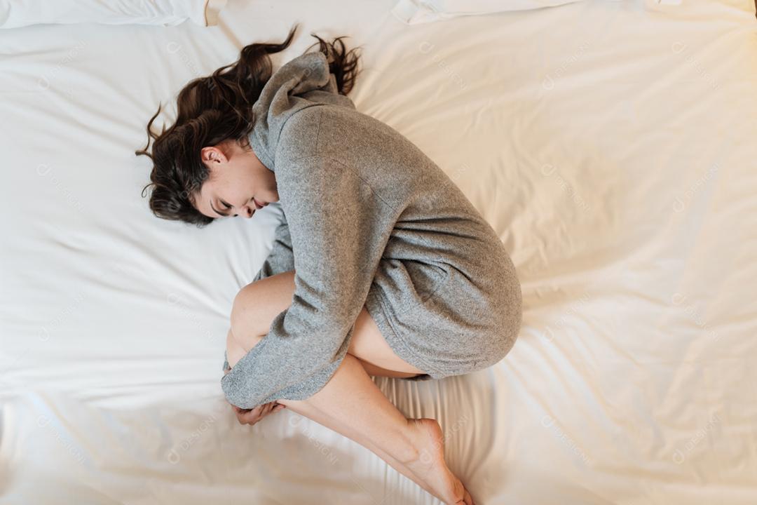 Garota frustrada não consegue adormecer, pensando em sua solidão e separação