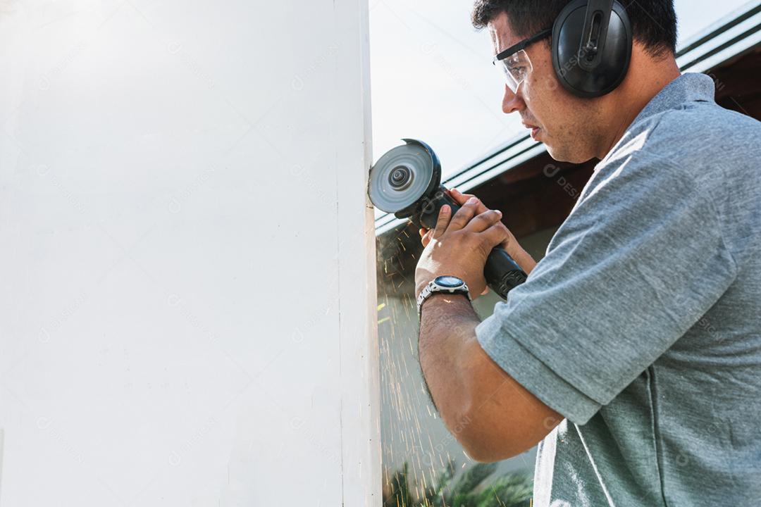 Portão de corte de serralheiro latino em uma residência
