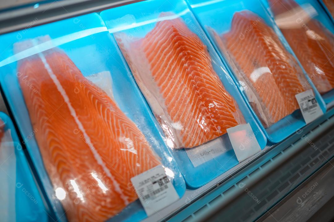 Filetes de salmão pré-embalados colocados à venda num frigorífico comercial