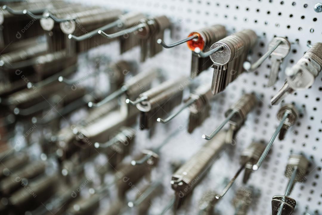 Vista próxima da chave. Duplicar fazer nova chave. Tema serralheiro. Chaves em branco para corte.