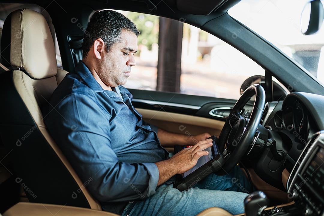 Diagnóstico de carro. Inspeção técnica, eletrônica de carros