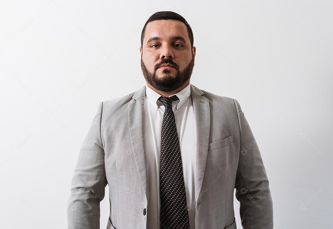 Jovem empresário latino ou advogado de origem branca.