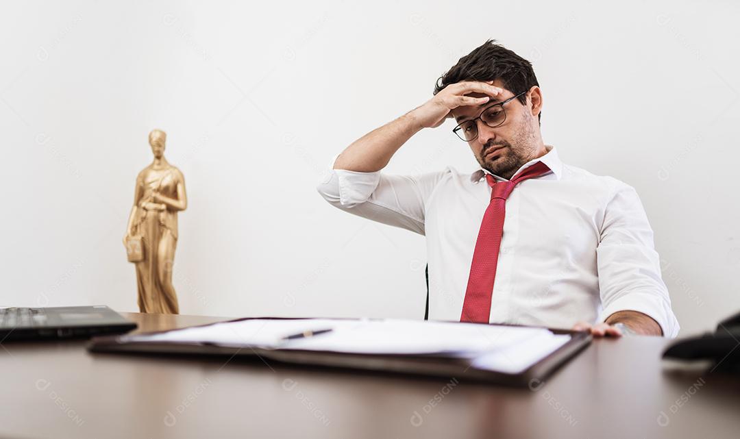 Jovem advogado latino ou empregado trabalhando à noite no escritório