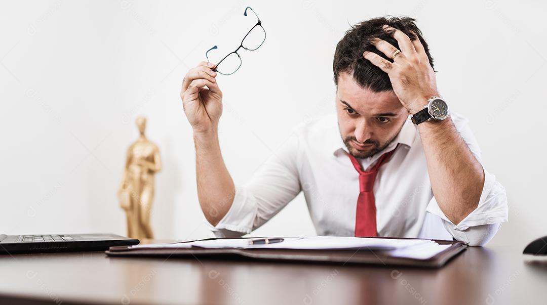 Jovem advogado latino ou empregado trabalhando à noite no escritório