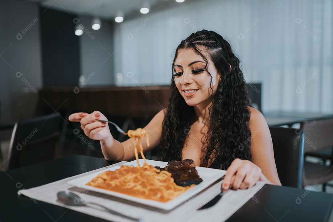 Jovem linda. Mulher jantando restaurante chique elegancia. Mulher elegante e bem sucedida. Latina