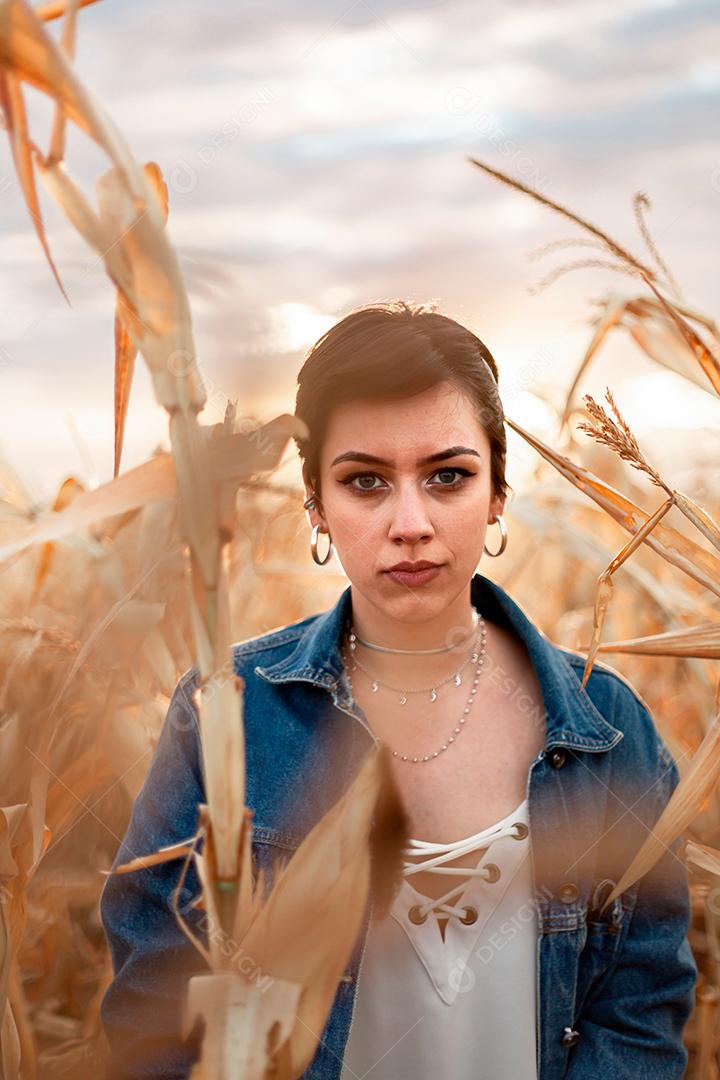 Linda jovem loira latina ao ar livre retrato. Golpe de moda