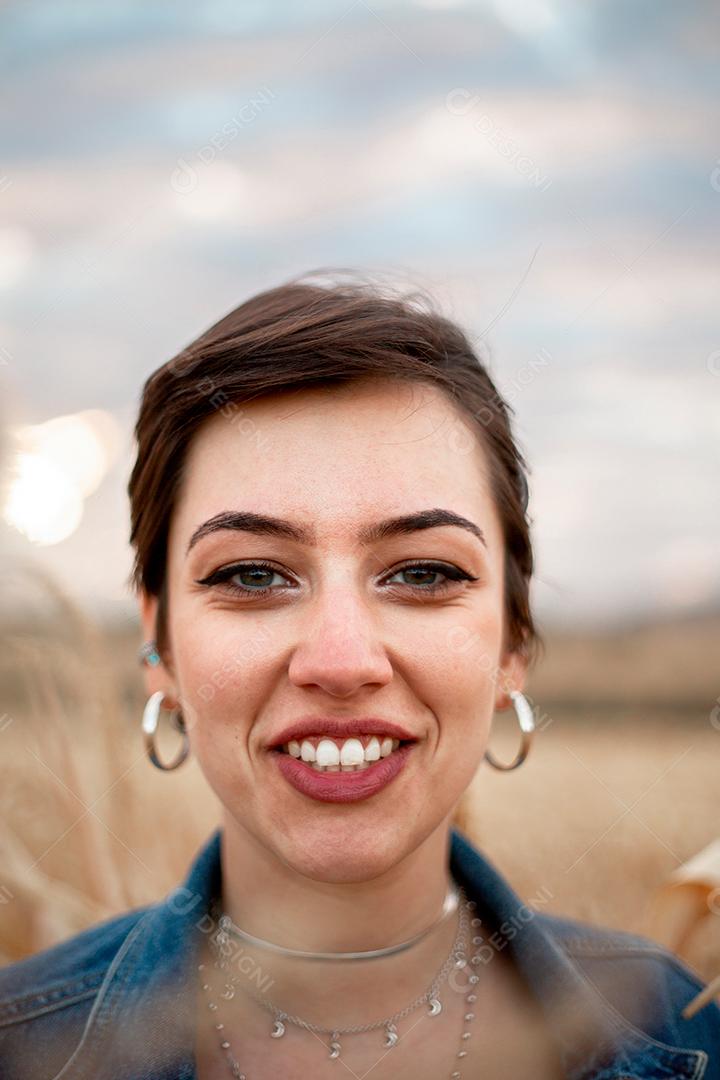 Linda jovem loira latina ao ar livre retrato. Golpe de moda