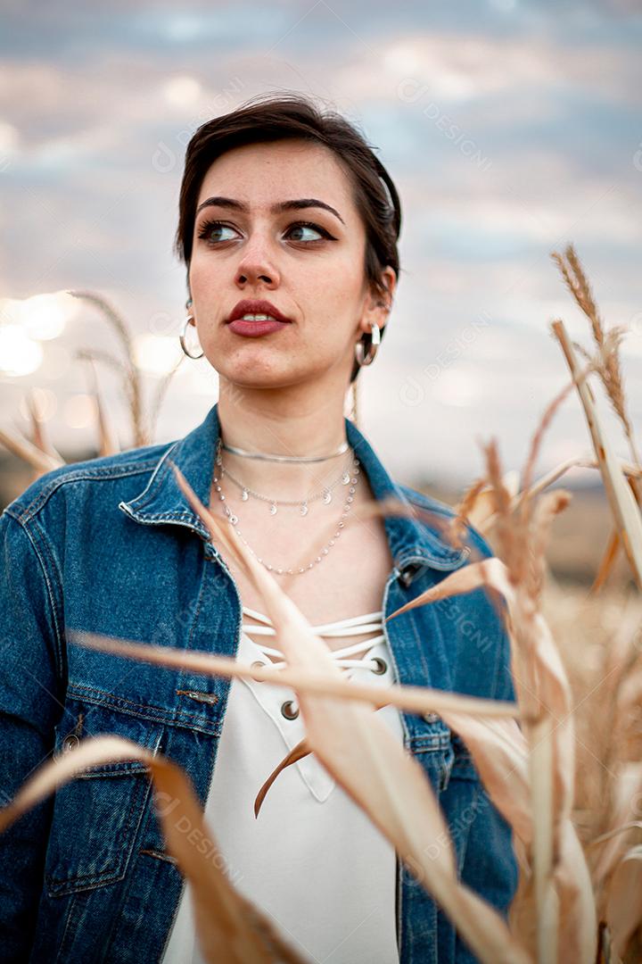 Linda jovem loira latina ao ar livre retrato. Golpe de moda