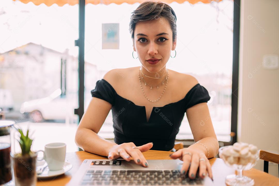 vista de mulher millennial sorrindo têm agradável Webcam conferir