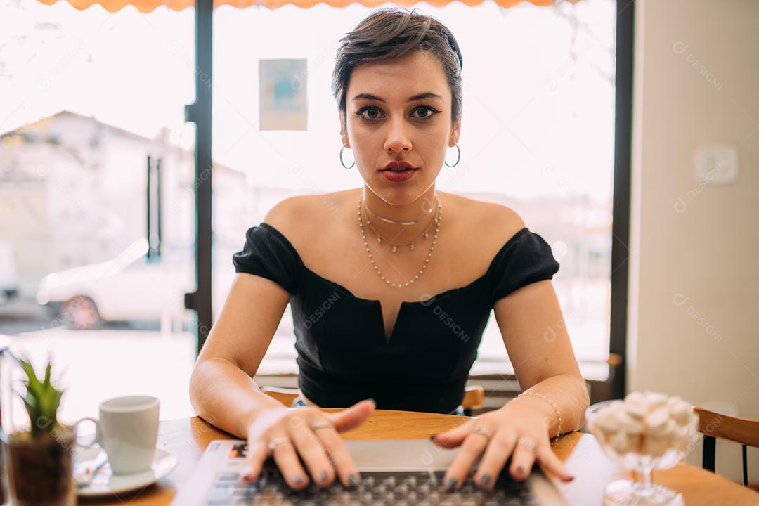 vista de mulher millennial sorrindo têm agradável Webcam conferir